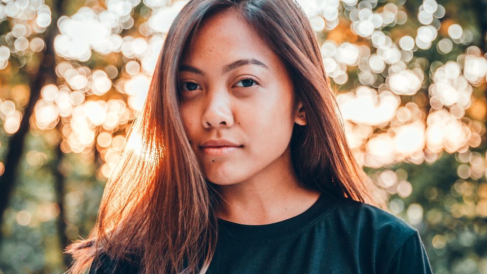 mujer curiosa sobre la píldora abortiva y el plan b