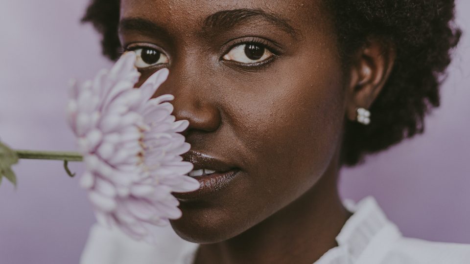 mujer considerando el aborto